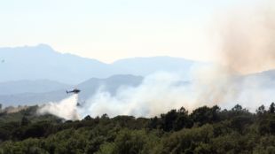 Un dels equips d'emergències llançant aigua © ACN
