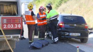El cos del jove francès després de recatar-lo de dins el vehicle © ACN