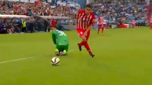 Mata robant la pilota a Whalley en la jugada del primer gol © Esport 3