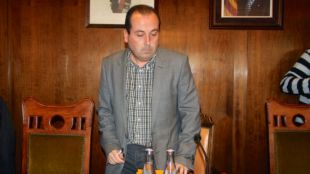 Lluís Sais (ERC) abandonant la cadira d'alcalde durant la moció de censura de 2011
