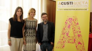 Xavier Pascual, Director del Festival Acústica, amb l'alcaldessa de Figueres, Marta Felip, i Lena Mataró © ACN