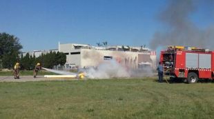 Els bombers apagant les flames