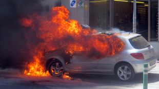 El vehicle en flames