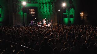 Andrea Motis i Joan Chamorro davant la Basílica de Castelló d'Empúries