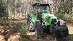 Un tractor treballant en l'adequació d'una de les franges