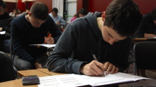Un estudiant d'ESO durant les proves de competències bàsiques d'aquest any (arxiu) © ACN