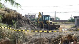 Una excavadora arrenjant l'exterior de l'estació © Aj. de Figueres