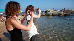 L'Íngrid Baraut i la Núria Puig fent fotografies del color del mar © ACN