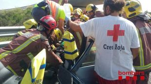 Efectius dels Bombers treballant en l'accident de la C-31 a Ventalló