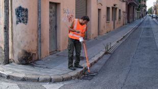 Un operari del consistori aplicant el producte anti larves © Aj. de Figueres