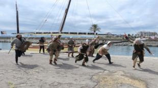 La ràtzia de pirates que aquest matí s'ha recreat a la Platja Petita d'Empuriabrava © ACN
