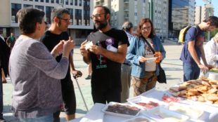 El cap de llista de la CUP per Girona, Benet Salellas, durant l'esmorzar d'aquest matí © ACN
