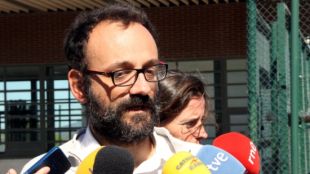 El número 1 de la CUP per Girona, Benet Salellas, aquest matí davant la presó de Figueres © ACN