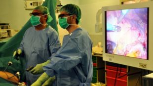 Especialistes durant una intervenció amb tecnologia 3D