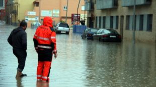 Un Bomber i un veí al carrer Sant Sebastià de Sant Pere Pescador © ACN
