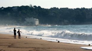 La Platja Gran de Lloret, aquest matí amb efectius de recerca a la sorra © ACN