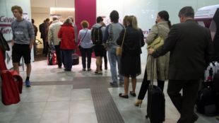 El tall de circulació de l'alta velocitat ha provocat cues a l'oficina d'informació © ACN