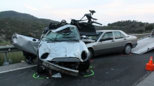 L'estat en que han quedat els dos cotxes que s'han vist involucrats en l'accident © ACN