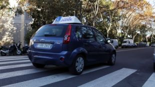 Un cotxe d'autoescola pels carrers de Barcelona (arxiu) © ACN