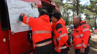 Efectius de Bombers i Mossos d'Esquadra en el punt de control © ACN