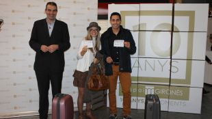 La parella guanyadora acompanyats del gerent de l'Espai Gironès, Pau Jordà