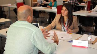 Un aspirant fent una de les entrevistes llampec per aconseguir un dels llocs de feina © ACN