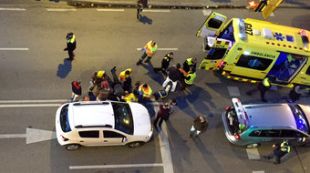 El motorista rebent atenció mèdica © ACN