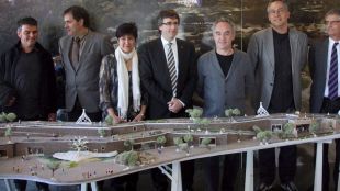La presentació del projecte amb la maqueta a baix (arxiu) © ACN
