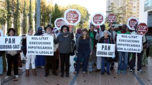 Membres de la PAH Girona Salt concentrats davant el Palau de Justícia de Girona © ACN