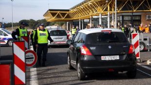 Agents de la policia de fronteres francesa atura un vehicle a la duana © ACN