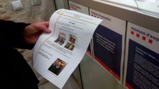 La CUP presentant la denúncia a la comissaria dels Mossos d'Esquadra © ACN