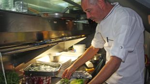 Nir Zook a la cuina del restaurant Draps, ahir a la nit © M. Estarriola