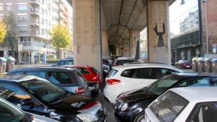 Zona per on passarà el carril bici i actualment hi ha un aparcament © ACN