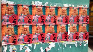 Una paret del centre de Girona, plena de cartells que promocionen la 'Guerra d'Instituts' © ACN