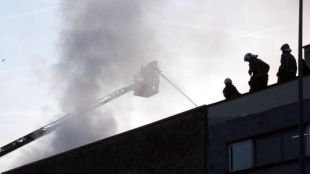 Els Bombers treballant en l'incendi © ACN