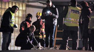 La comitiva judicial i agents d'investigació dels mossos, en el moment de l'aixecament del cadàver de la mare © ACN