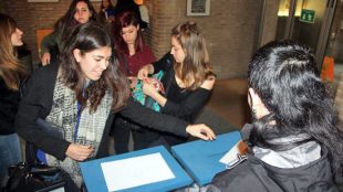 Estudiants de la UdG votant a una de les taules del referèndum © ACN