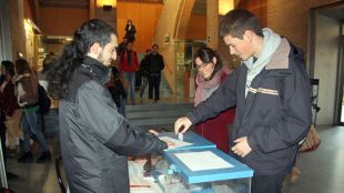 Un jove participant a la consulta (arxiu) © ACN