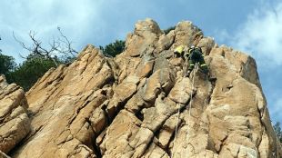 Els Agents Rurals desmuntant part de l'ampliació no autoritzada a la via ferrada