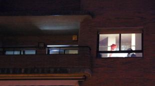 Agents dels Mossos a l'interior del pis recollint proves © ACN