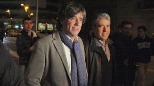 El nou candidat de JxSí a la Presidència de la Generalitat, Carles Puigdemont, surt de la seu de CDC © ACN