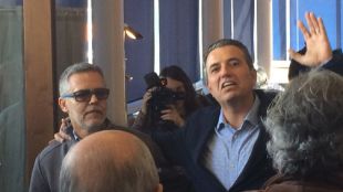 A l'esquerra, Carles Malfeito, acompanyat per Vicenç Arqués © ACN
