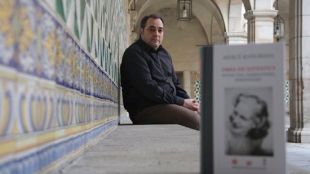 Jordi Cornudella, editor de Grup62, de fons amb un volum d''Obra de joventut' © ACN