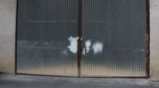 El pany que els lladres han forçat per entrar a la nau © ACN