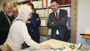 La vídua de Fontserè, Terry Broch, amb el conseller Santi Vila © ACN
