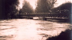 El Fluvià parcialment desbordat al seu pas per Olot en una imatge antiga