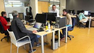La seu d'Ubikwa amb els treballadors desenvolupant l'INSYLO © ACN
