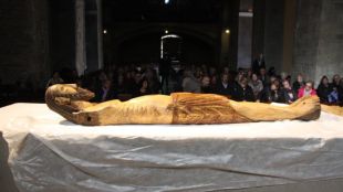 El crist romànic de Sant Feliu de Guíxols abans de ser penjat de nou a l'absis © ACN