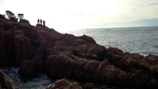 Els efectius de rescat mirant cap al mar a la zona d'Aigua Xelida de Palafrugell © ACN