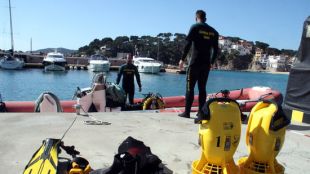 Els bussejadors del GEAS de la Guàrdia Civil arribant a port a Llafranc © ACN